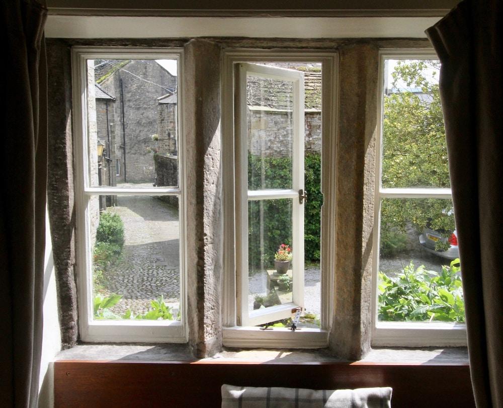 Ashfield House Otel Grassington Dış mekan fotoğraf A window with a mullion frame