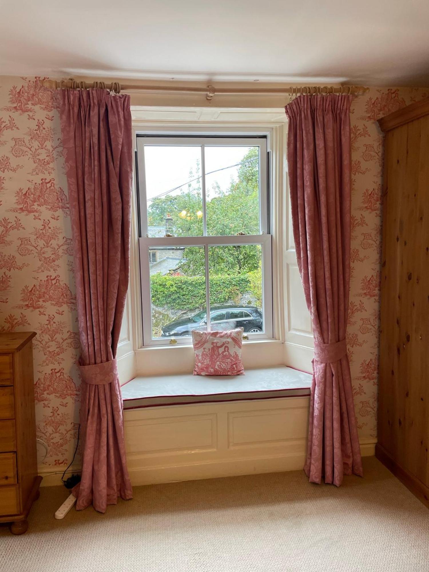 Ashfield House Otel Grassington Oda fotoğraf A window with a window seat