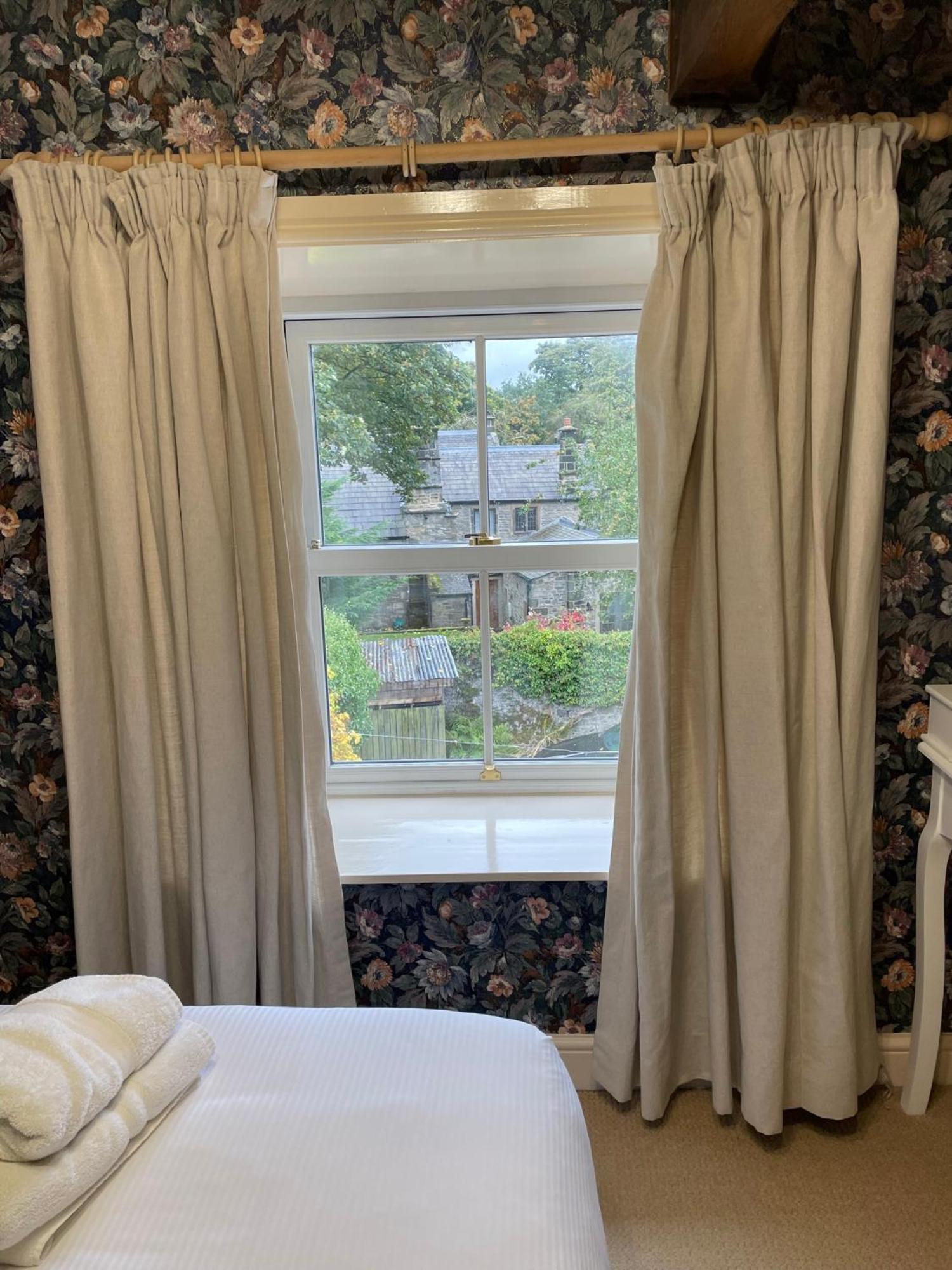 Ashfield House Otel Grassington Oda fotoğraf Curtains in a window