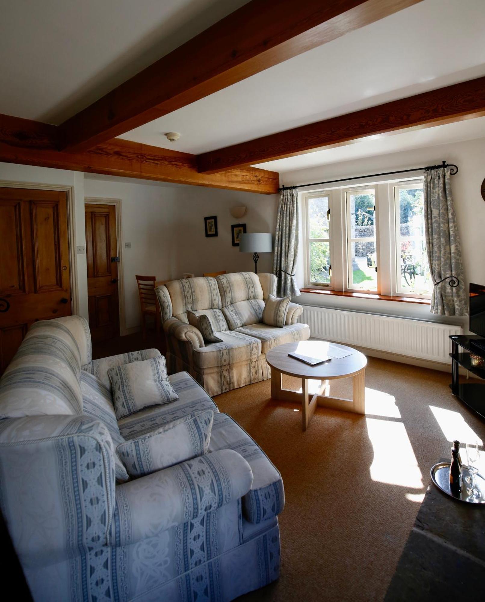 Ashfield House Otel Grassington Oda fotoğraf The living room at The Old School House
